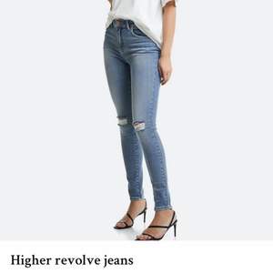 Väldigt bekväma jeans från bikbok. Använda 1 gång.  Nypris 599kr. Frakt tillkommer.  Jag har storlek xs/s och de passar bra. De är ganska långa i benen, jag är 162 cm och behöver vika upp dom.