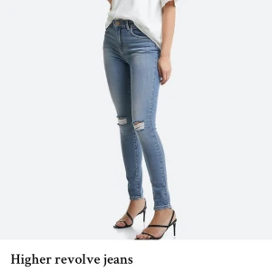 Jeans - Väldigt bekväma jeans från bikbok. Använda 1 gång.  Nypris 599kr. Frakt tillkommer.  Jag har storlek xs/s och de passar bra. De är ganska långa i benen, jag är 162 cm och behöver vika upp dom.