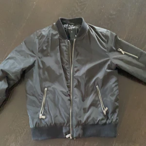 Svart bombajacka - Svart bombajacka med nice passform