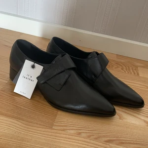Äkta läderskor ZARA - Superfina skor i äkta läder😍 helt oanvända med prislappen kvar! 