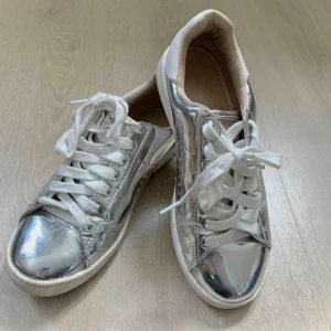 Skor, Stradivarius, stl. 38 - Supersnygga skor strl 38. Använda några gånger säljer därför för 50kr (+ frakt). Säljer pga passar inte helt