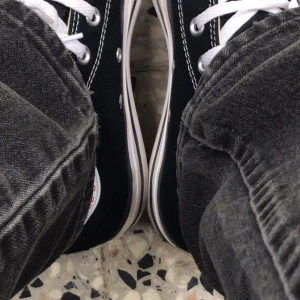 Converse  - Jag har använt dessa convers fåtal gånger, de är inprincip som nya inte slitna. Skicka för fler bilder ✌🏻