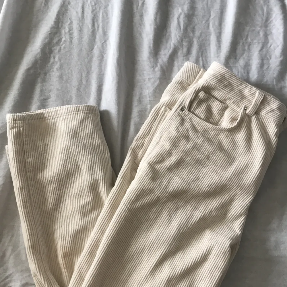 skitsnygga beiga byxor i manchester 🤍 storlek 38 från ginatricot. . Jeans & Byxor.