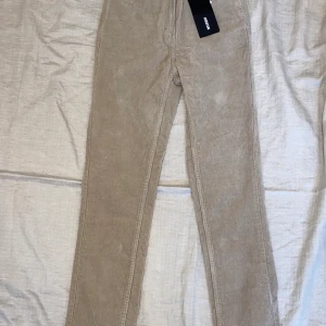 Manchester byxor från weekday - Ett par snygga beiga Manchester. Passformen är lite ”boyfriend”. storleken är 36 men jag skulle tro att de passar bättre på någon med storlek 34 då de är väldigt små i storlek. Vid frågor skicka ett dm🤩