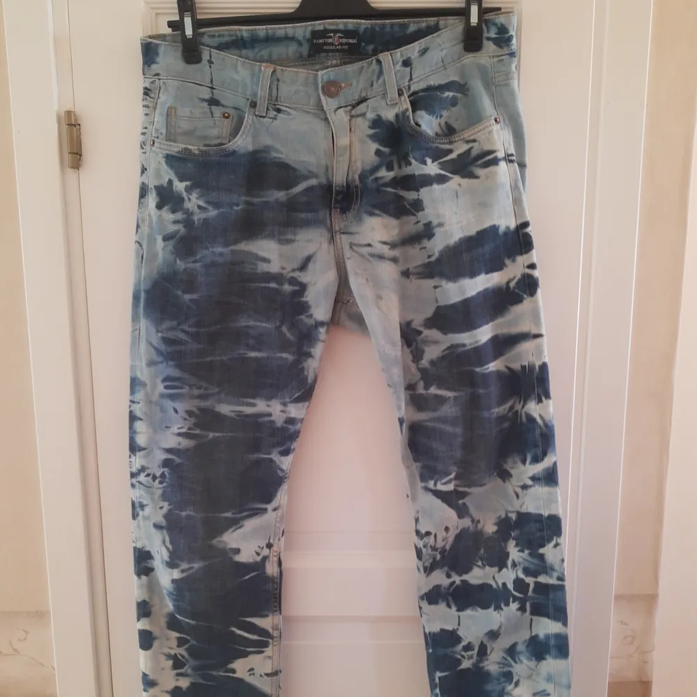 Hej säljer ett par bleach dye jeans jag gjort själv som jag nu tröttnat men fortfarande är i fint skick . Farkut & Housut.