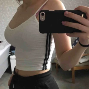  - Vitt linne med två svarta sträck på båda sidorna Bra skick! Frakt tillkommer men pris kan diskuteras✨