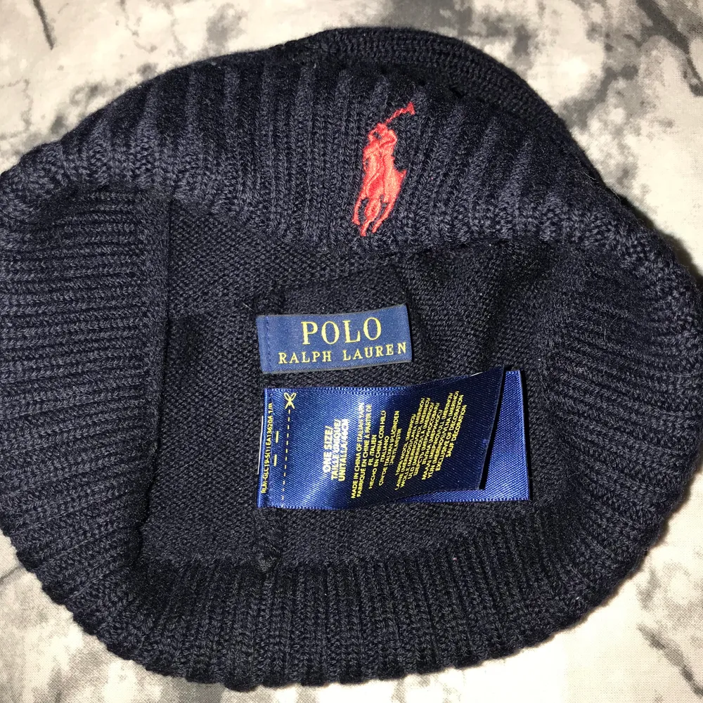 Äkta Polo Ralph Lauren mössa i marinblå färg. Den är i fint skick. Köparen står för frakten✨. Övrigt.