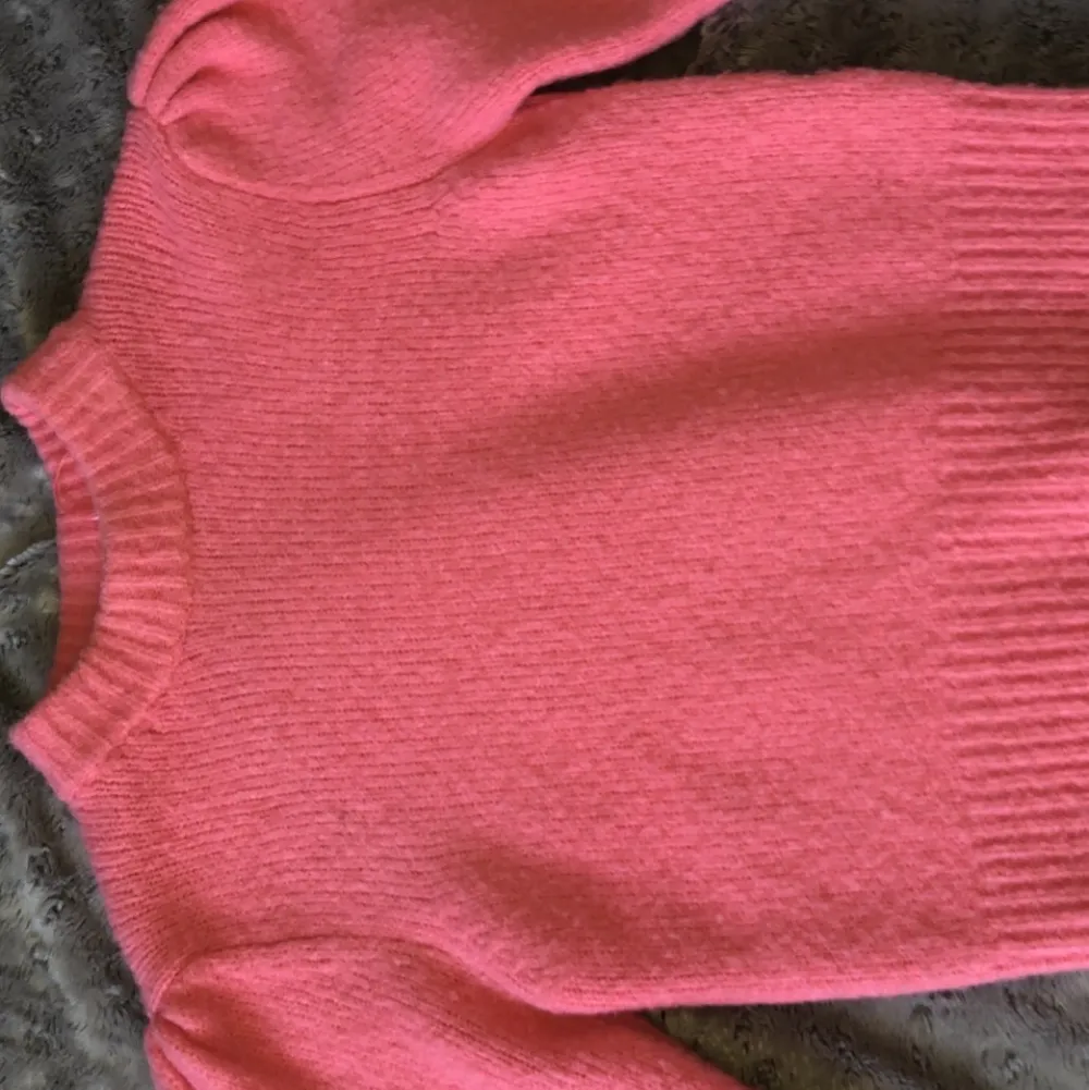 Storlek s, använder aldrig denna så säljer denna fina tröja bra skick inga fläckar eller nått sitter jätte fint på 💗 tvättas innan den skickas!. Stickat.