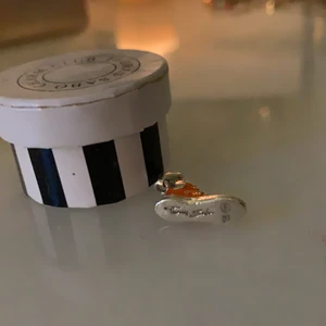 Thomas sabo berlock - En Converse sko som är märket thomas sabo. Kan skickas i ett kuvert 🥰