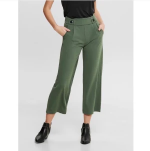 Jacqueline de Yong byxa - Svart culottebyxa från Jacqueline de Yong i storlek S. NYA med tagg. Porto 63kr spårbar 