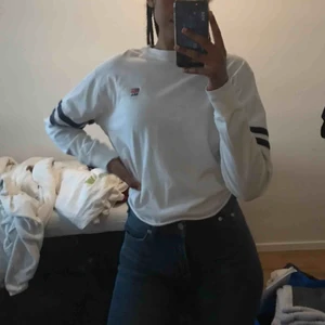 Tröja - Säljer nu en av mina gamla favorit tröjor i bra skick, storlek one size men skulle nog säga XS/S från Brandy Melville. Säljer då den inte längre kommer till användning, frakt betalas av köparen.