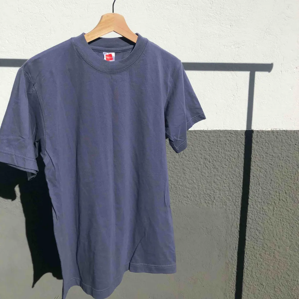 Den perfekta t-shirten. Från USA och på en Hanes tag. Lite oversize och boxy i passformen. Helt oanvänd.  Bud: 65kr. T-shirts.