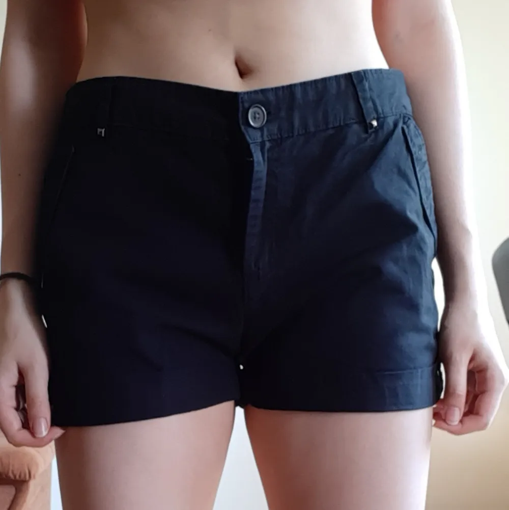 Svarta shorts i storlek 38 men är stora vid midjan så skulle säga 40-42 (L). 50 exklusive frakt . Shorts.
