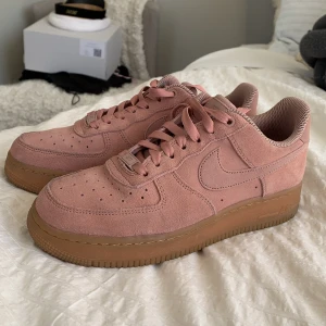 Nike pink suede airforce 1 - Nike pink suede airforce 1s, new!!! Bought for 1500 kr selling for 850. Perfect condition, meet in Stockholm or pay for shipping 💞