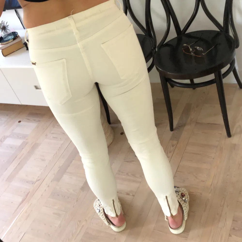 Vita jeans i lite tjockare material från Zara. Strl 34. Frakt tillkommer 63kr . Jeans & Byxor.
