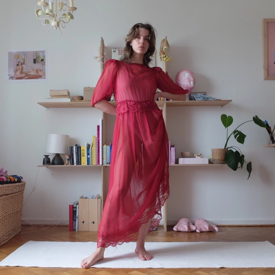 röd transparent klänning 