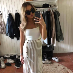  - Superfin vadlång kjol. Använd 1 gång. Säljer pga lite liten på mig. Strl 32 men skulle säga att den passar en 34. 