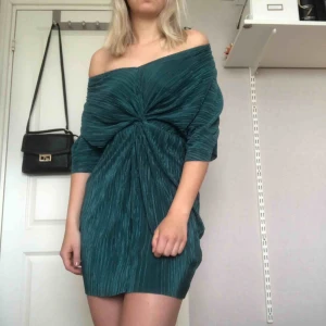  - Fungerar både med som off-shoulder och utan. Aldrig använd. Sitter snyggt och lätt i tyget. Bara att höra av sig vid frågor!🍀 Ps. Snabb affär = ingen frakt 