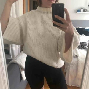  - Mysig lite annorlunda stickad tröja. Väldigt oversized med breda ärmar. Använd få gånger så den är i bra skick. Frakt tillkommer👍🏻