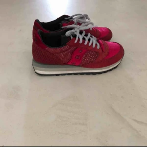  - Sparsamt använda röda Saucony Jazz. De ser helt nya ut och har inga slitningar! 