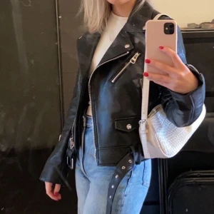 Skinnjacka Zara - Jättefin skinnjacka från zara. Helt ny dvs aldrig använd pga fel storlek💞💕Nytt pris 549, mitt pris 300. Köparen står för frakt (kan mötas upp i city)