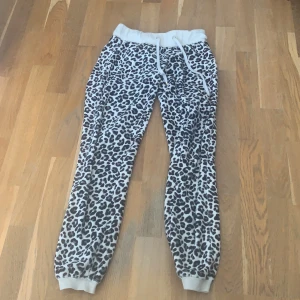 Cubus byxor - Mjukisbyxor från Cubus. Köparen står för frakt. Går att mötas upp i Jönköping:)
