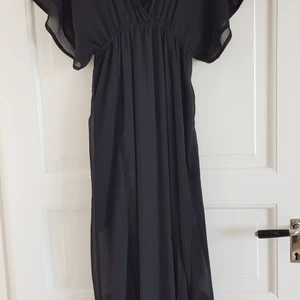 Lindex - lång klänning - Nyskick, aldrig använd. Bra passform, normal strl. S men skulle även passa en strl. M. Genomskinlig. Svart underklänning hör till och ingår.