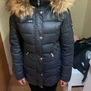 Rockandblue jacka - Här jag min kära rockandblue som ska säljas pga byte av jacka. Den är använd i ungefär 1 vinter, mycket bra skick och inget fel på den. Brun äkta päls med rockandblue galje medföljer. 