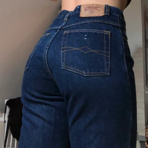 Mörkblå Jeans - Osäker på märket då de är köpte på Secondhand. Ändå är de i extremt bra skick, de känns som nya. Har ej kunnat använda själv då de inte passar.