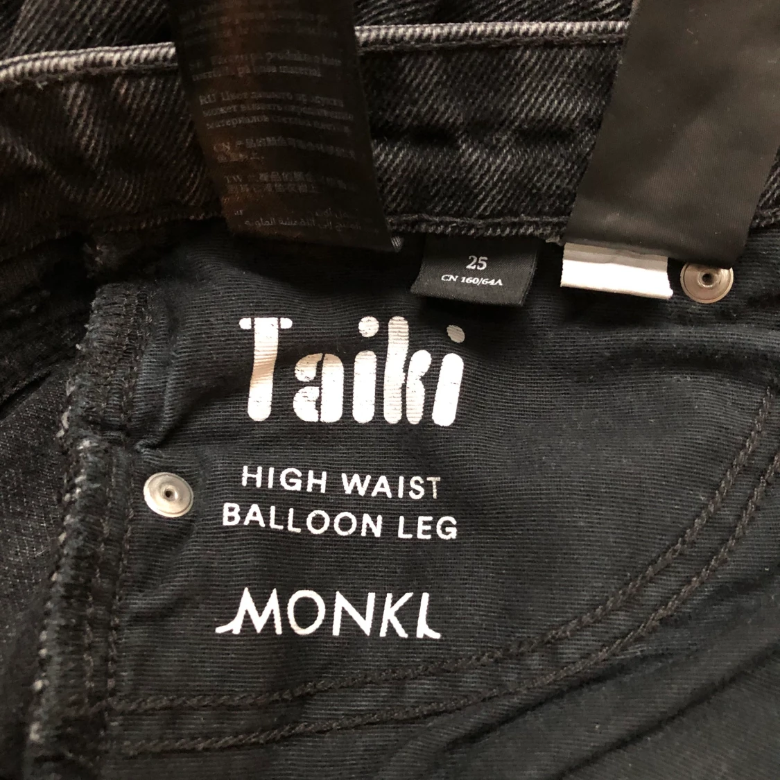Svarta jeans från MONKI - 91