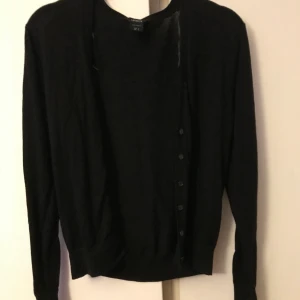 Svart kofta - Superfin svart kofta från Lindex. Verkligen jättebra plagg. Säljer för att dne inte kommer till användning. Frakt tillkommer 