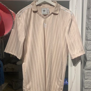 Adidas tröja  - Aldrig använd 300kr ink frakt