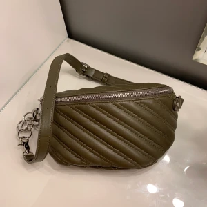 Väska - En superfin väska från NAKD! Jättefin grön färg, perfekt till hösten!