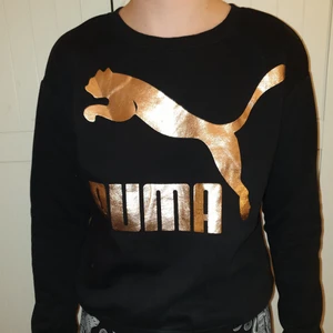 Puma tröja - En svart puma tröja med en guldig logga. Använd fåtal gånger. Orginalpris på puma tröjor i samma utformning ligger på 399 kr