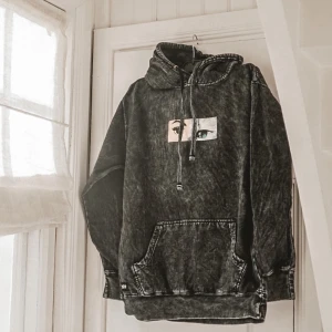 Rip n dip hoodie - Säljer en Rip n dip hoodie som inte gick att få tag i Sverige, köptes genom en kompis i staterna.... Är i size M kostade mig 1200kr Kan mötas i Dalarna annars ligger frakt på 66kr, tveka inte på att skicka ett meddelande om ni har frågor. Kolla mina andra annonser:)