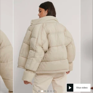 Beige jacka - Säljer denna skit snygga och varma jacka från nakd🤩🤩 köpt för 800kr och säljer för 500kr!! Andvänd ett fåtal gånger säljer pgr av har liknande jackor så den kommer inte riktigt till andvändning💞💞  Storlek 32/34 KÖP😊😆