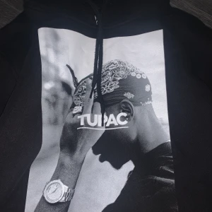 2puc hoodie St Xs - Säljer en fin 2puc hoodie i storlek Xs, väldigt bra skick och är använd ett par gånger, väldigt fin passform oxå