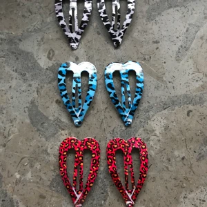 Hjärtformade hårklämmor - Säljer dessa ursöta hjärtformade klämmorna som jag inte minns var jag köpt dem från. Har aldrig använt dem, frakten ligger på 11 kr eller mötas upp i sthlm <3