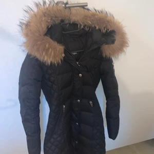 Rock and blue jacka st 32 - Säljer denna fina jackan från rock and blue i st 32/Xs. Väldigt fint skick och passar perfekt nu i vinter, jättefin passform och slutar lite ovanför knäna, skriv privat för mer info och bilder! Köpt för 3000