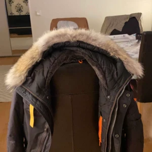 Parajumper vinter jacka herr - Parajumper vinterjacka herr, skitsnygg i väldigt fint skick inga hål eller fläckar och den är äkta säljer pågrund av att jag har fått en ny 