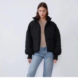 Puffer jacket - Oversized Pufferjacket från zara ord pris 699kr och är använd ett få tal gånger. Säljer pågrund av att det inte kommer till användning. Priset kan diskuteras, meddela för mer bilder på jackan. Passar för människor med strl S och M