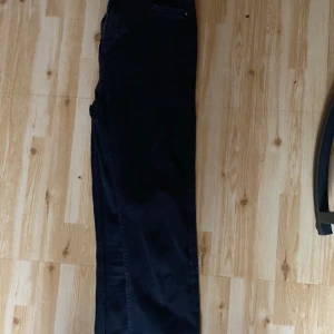 Jeans  - ett par jeans ifrån lager 157 de är stolek S fick inte med de i bilden så skriv om ni är intresserade så skickar jag bild på de om de behövs ✨ avklippta där nere så dem passar typ om du är 160-165 