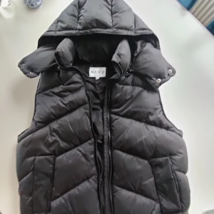 Oversized väst från NA-KD - As cool väst från NA-KD, Lite oversized modell. Storlek 38. Aldrig kommit till användning! Jättenice nu till hösten och vintern. Skickar gärna, frakt tillkommer!❤️❤️ Bud ligger på 350+frakt! MEN säljer nu direkt till första bästa som lägger ett bud över 300!🥰