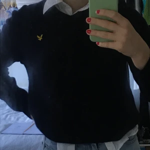 Tröja från lyle&scott  - Stickad från lyle&scott. Köpt second hand men aldrig använd. Inga fläckar eller hål. Tröjan är i en mörkblå/marinblå färg. Så fin att ha under en skjorta nu i höst. Är i storlek large men passar mig bra som har storlek s