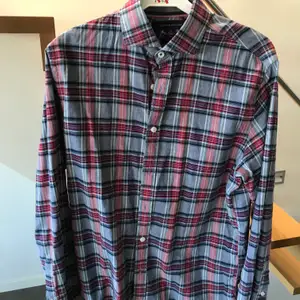 Skjorta från Tommy Hilfiger storlek S. Röd grå rutig med lite grönt 