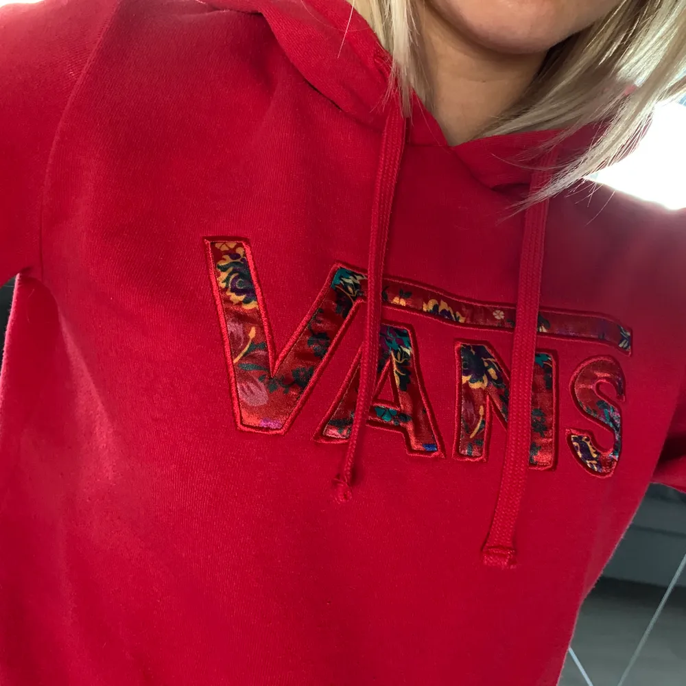 Jag säljer denna superfina röda vans hoodie. Oversize passform men går att stylea hur man vill såklart🥰 Jätteskön och mjuk att ha på sig!❤️ Köpt på junkyard :) . Hoodies.
