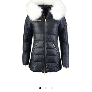 Rock and blue jacka - Jacka som är använd fåtal gånger, således i fint skick storlek 38. Frakt ingår i priset äkta päls