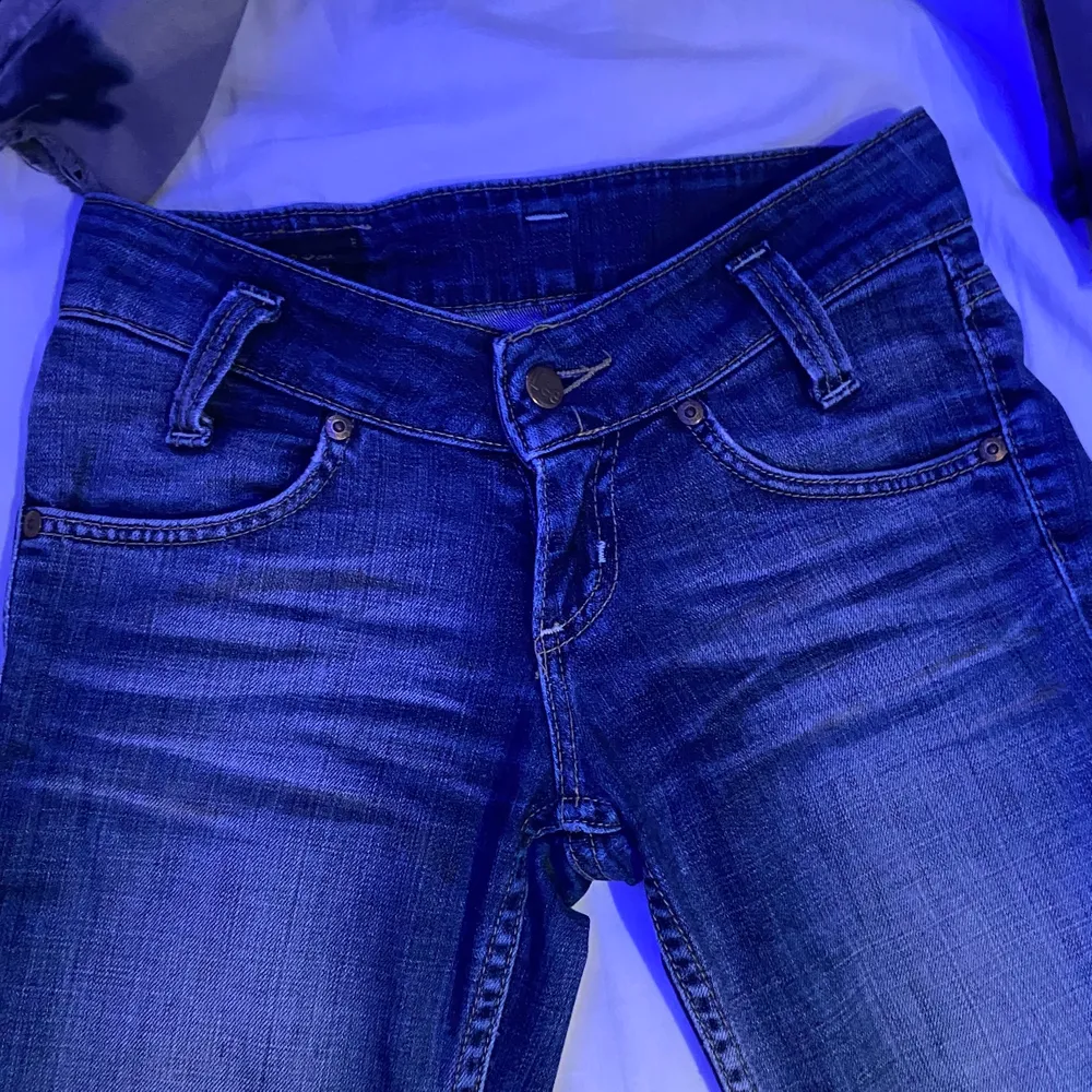 Low waisted bootcut jeans från Lee, skriv för bilder eller frågor💙. Jeans & Byxor.