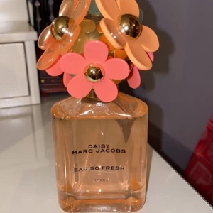 DAISY MARC JACOBS REA PRIS  - oanvänd (förutom test sprut för att lukta) Daisy Marc Jacobs Eau so fresh (daze). Köpt för 870 säljer den för 500 kr i nuläget, kan prata om pris om någon är intresserad. 75ml