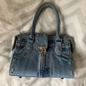 Jeansväska - Liten supergulliga handsväska i jeans. Den är köpt från Humana i Stockholm i somras och aldrig använd. Köpte den för 160kr.                                                                                   Frakten ingår ej i priset och är flera intresserade sker budgivning genom kontakt! ☺️